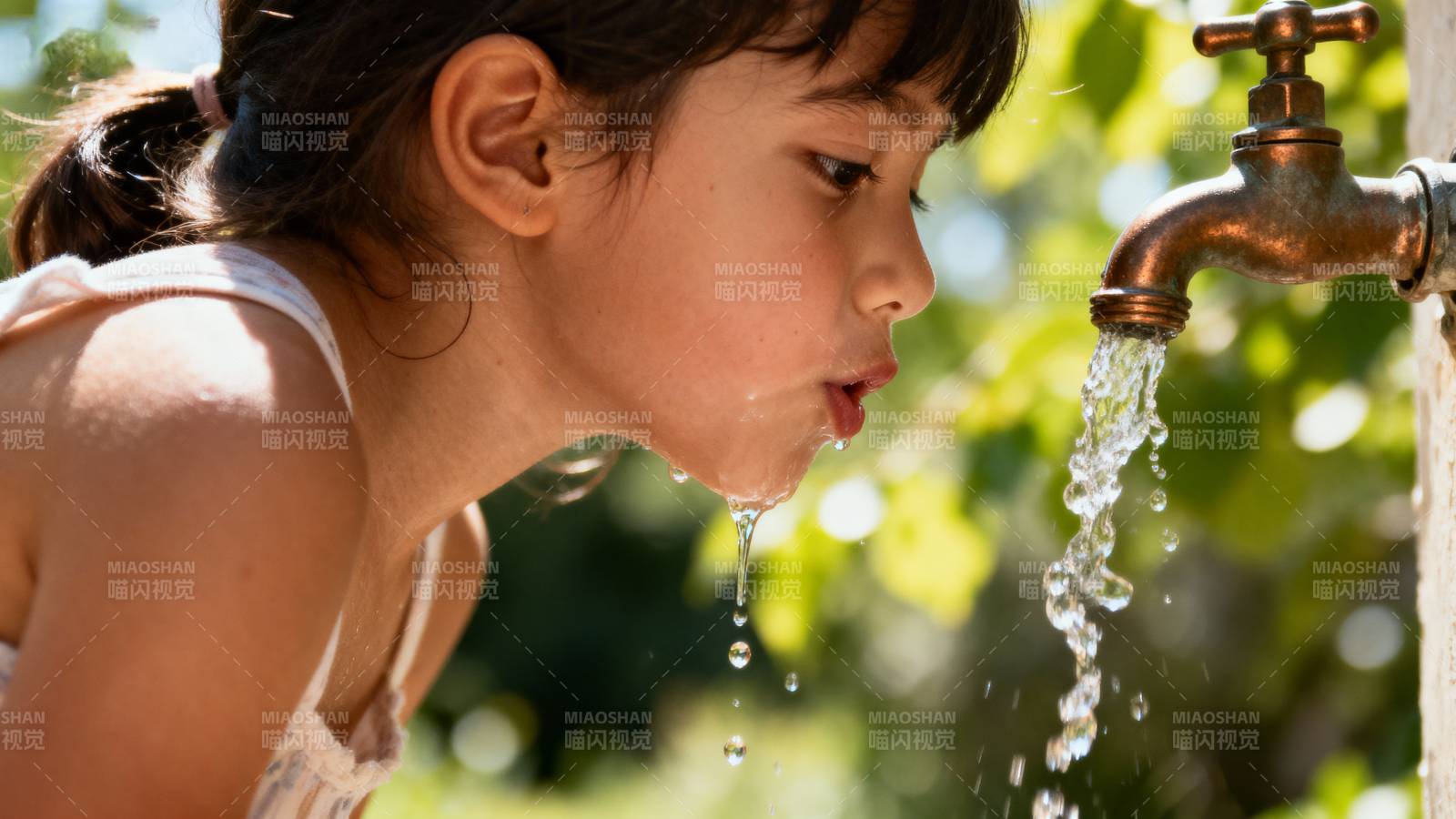 女孩饮水瞬间图片