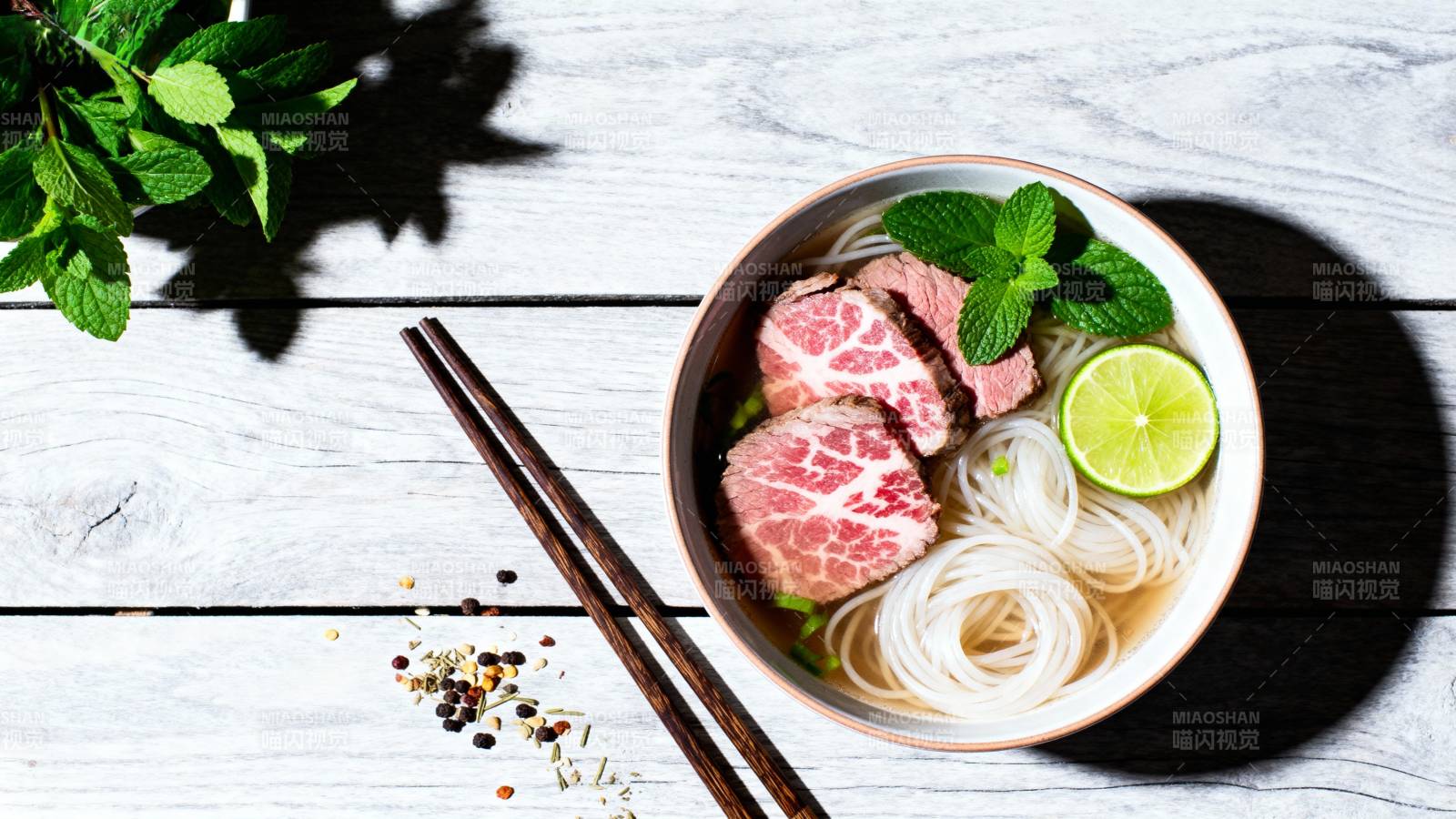 牛肉米粉碗图片