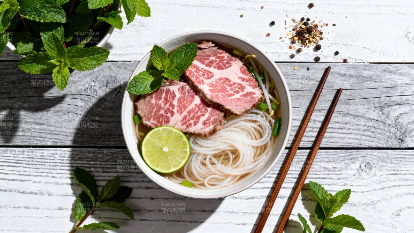 牛肉米粉碗图片