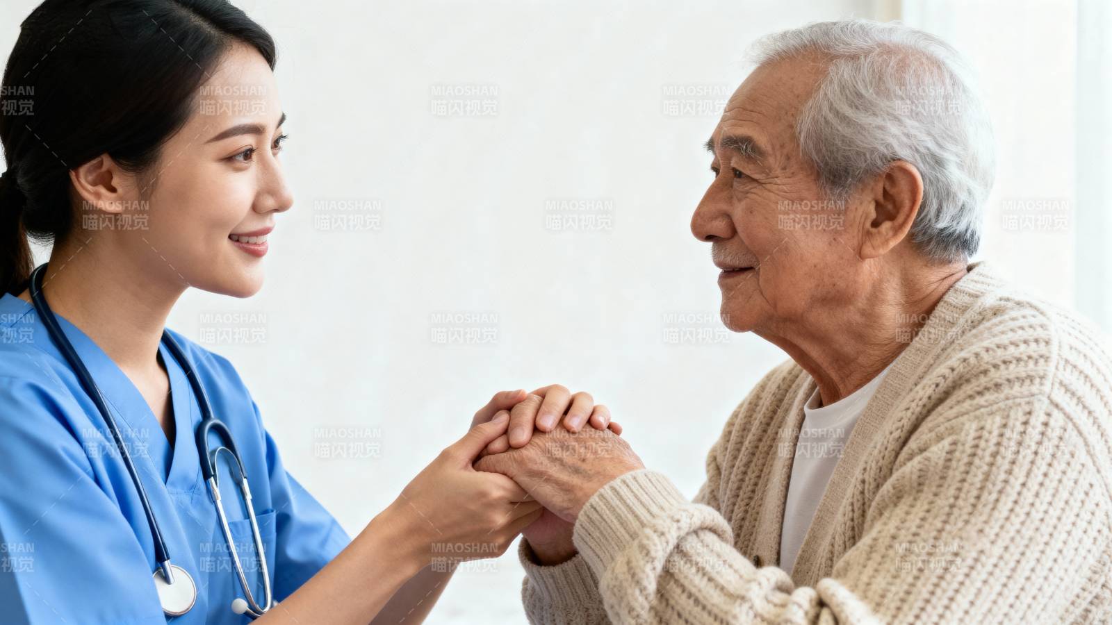 医护牵手暖人心图片