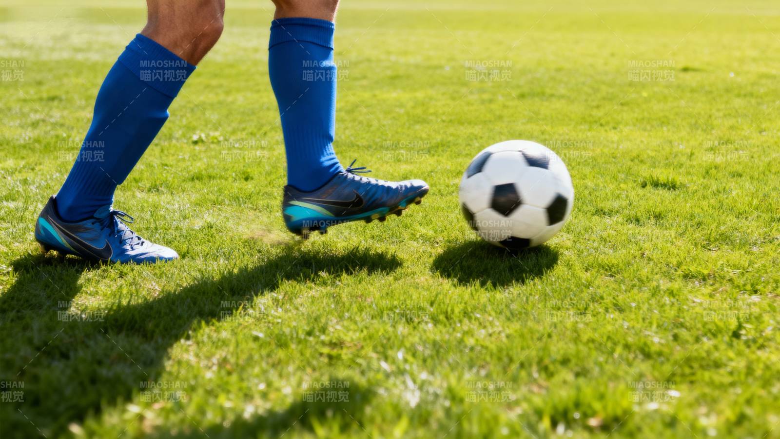 足球运动员控球瞬间图片