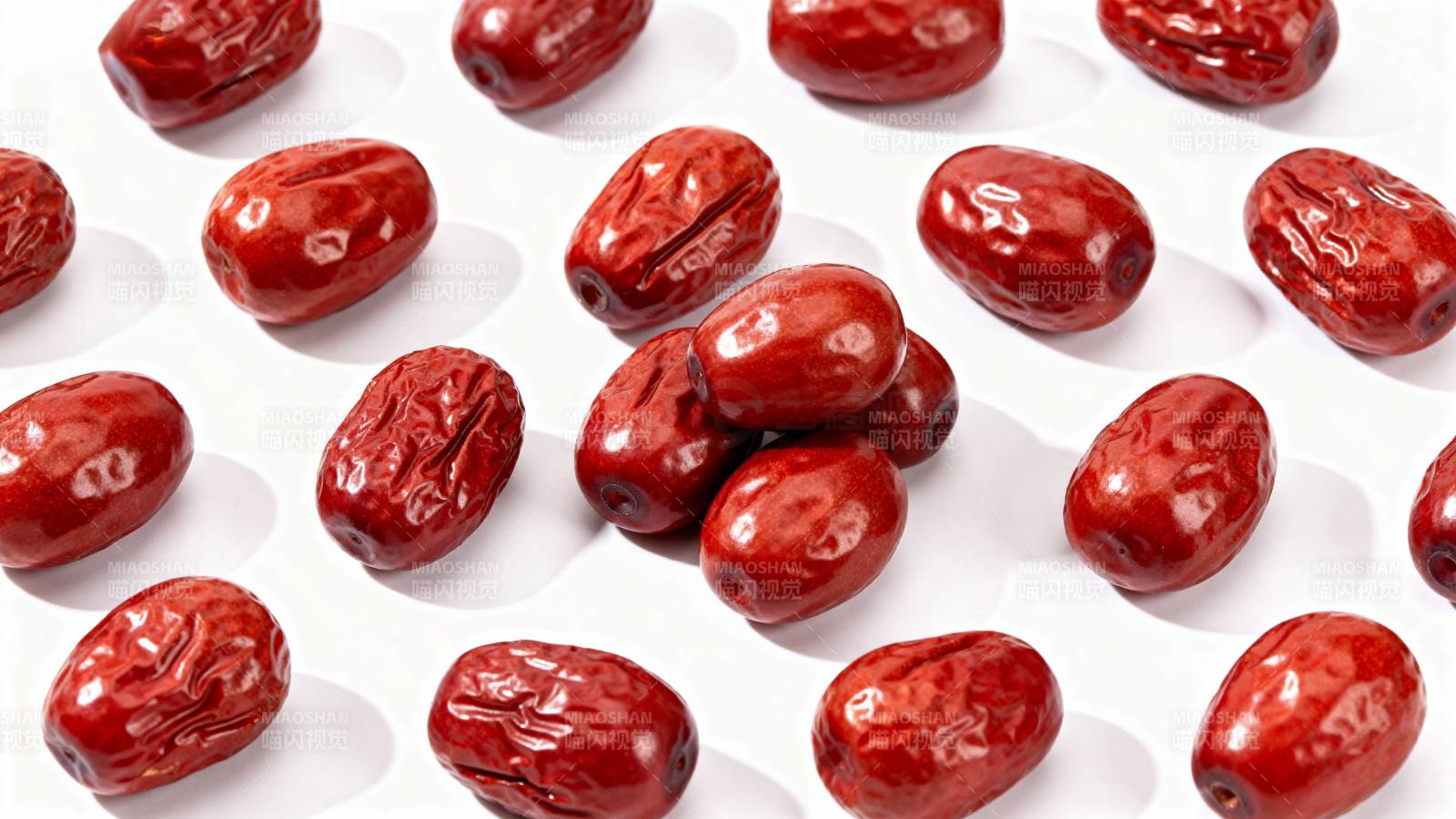 鲜红饱满的红枣图片
