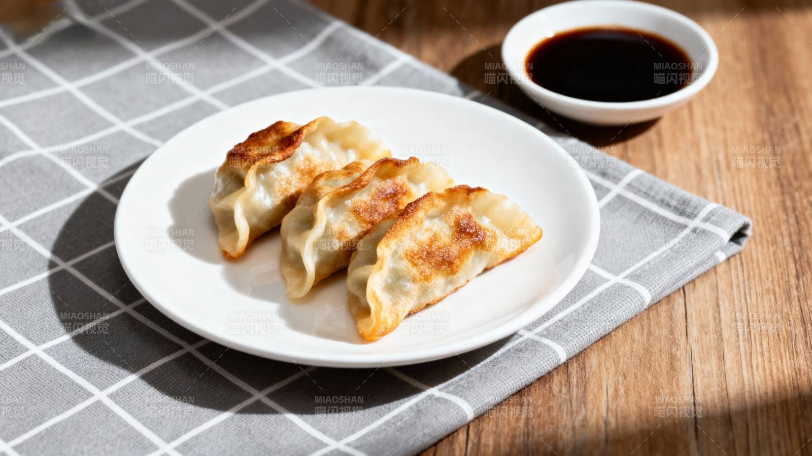 煎饺配酱油图片