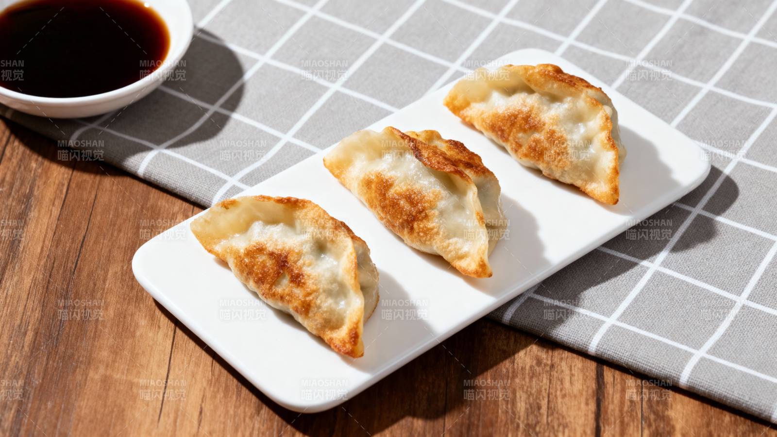 煎饺配酱油图片