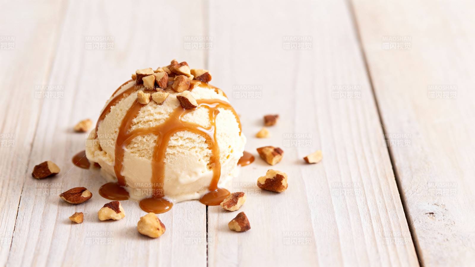 焦糖坚果冰淇淋图片