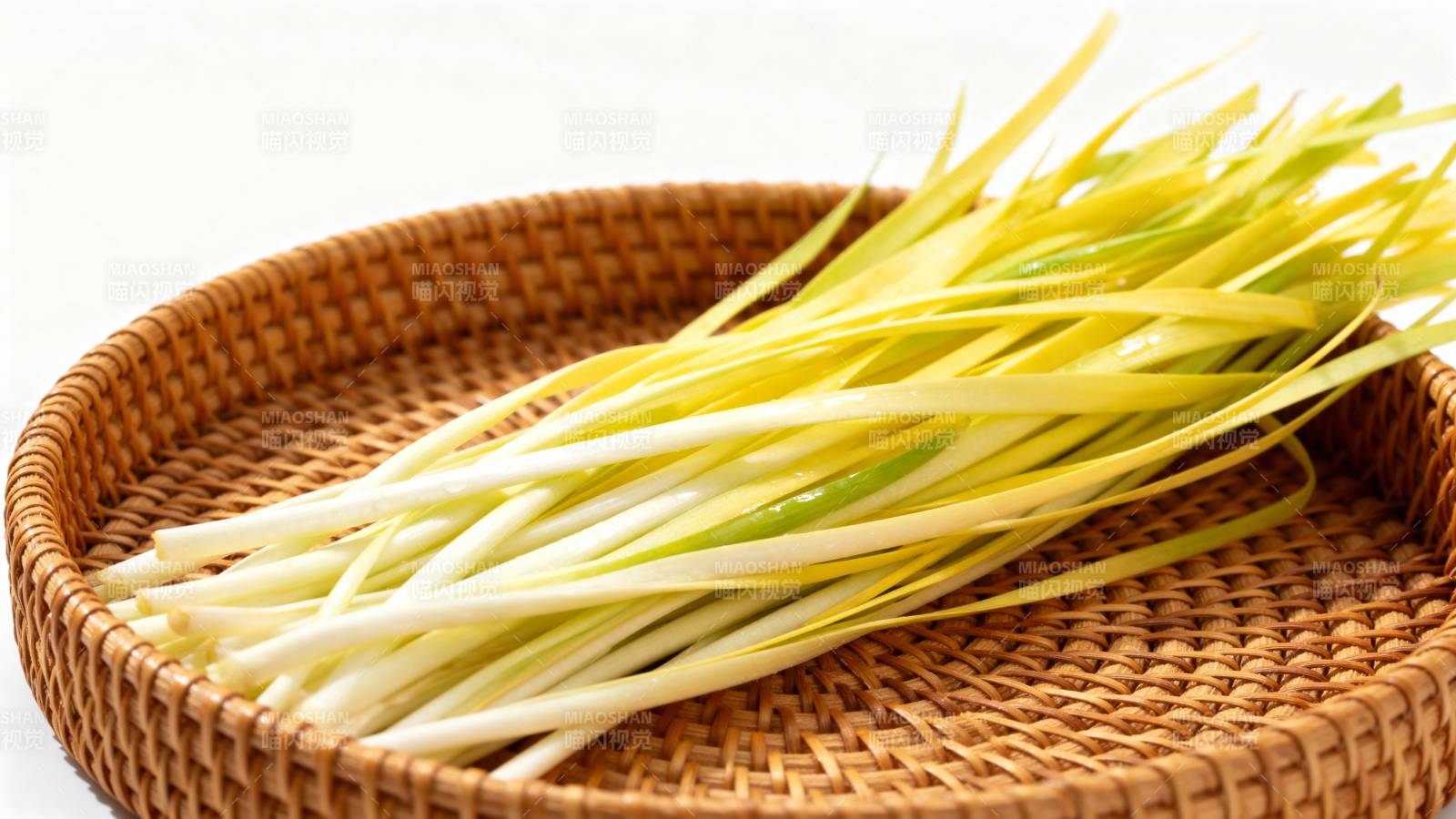 新鲜韭黄置于竹篮图片