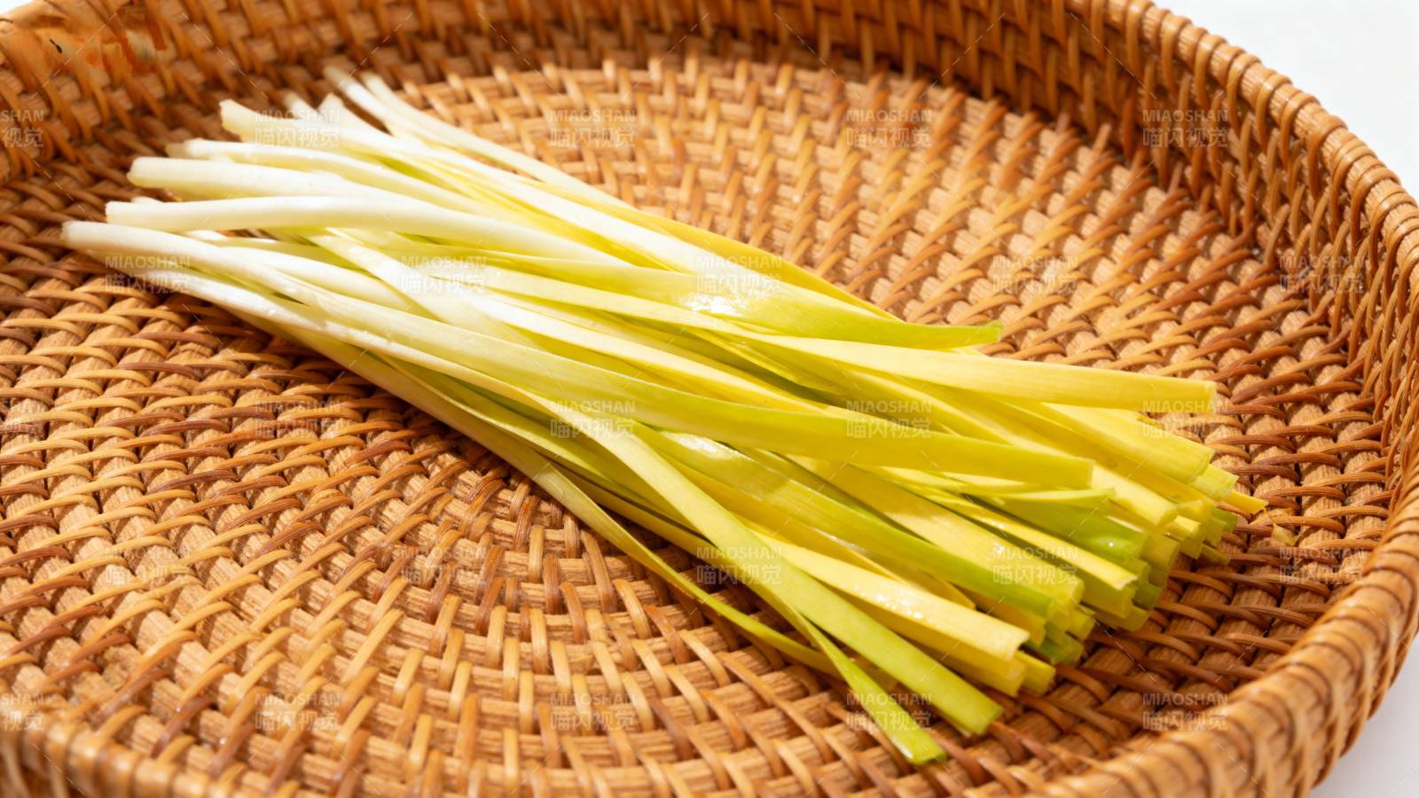 新鲜韭黄摆盘图片