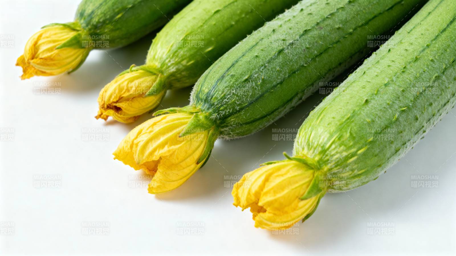 新鲜黄瓜带花图片