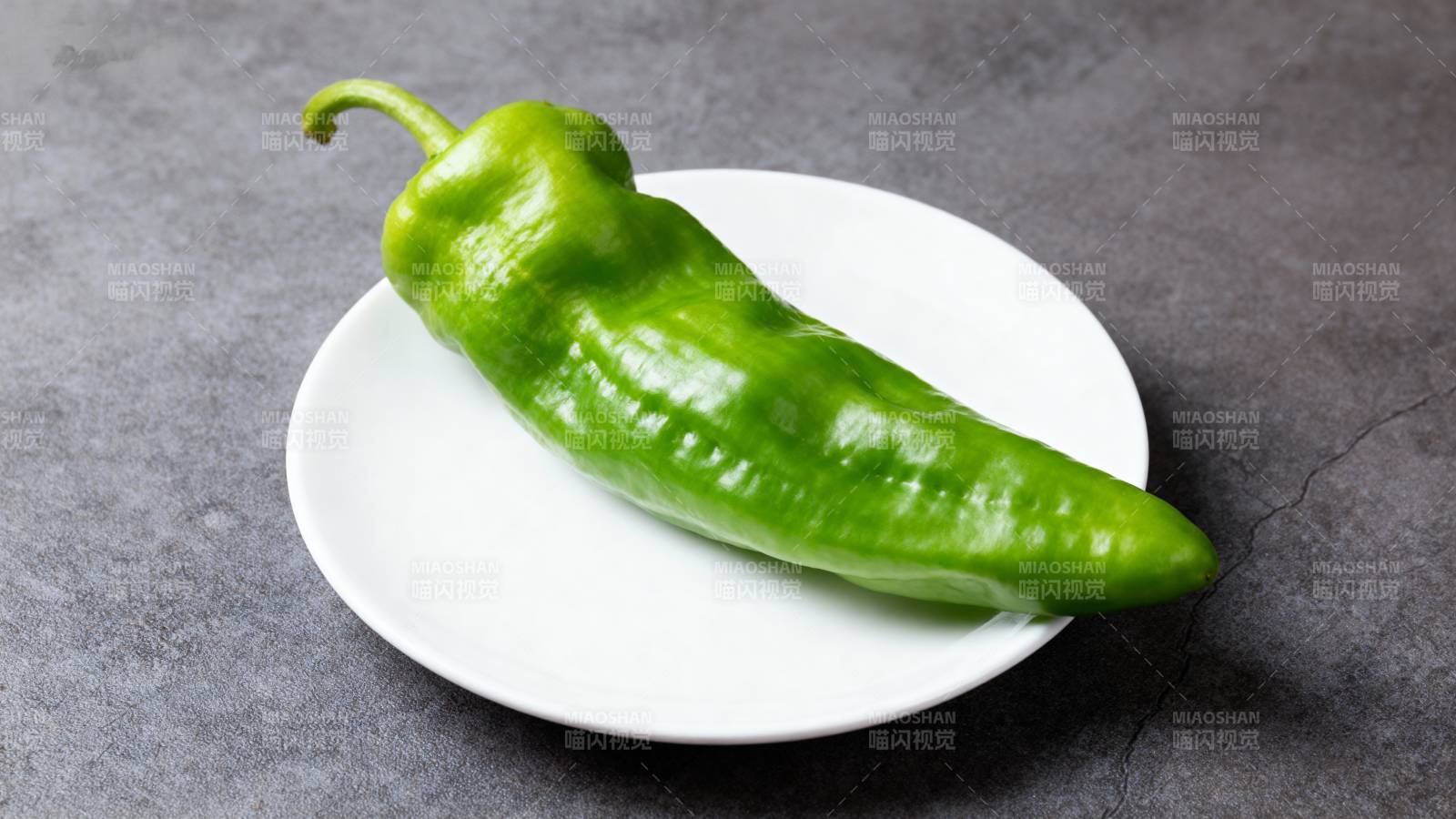 青椒静置白盘图片