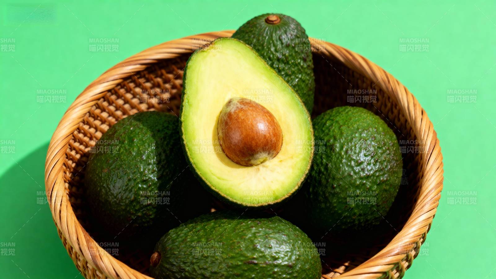 新鲜牛油果特写图片