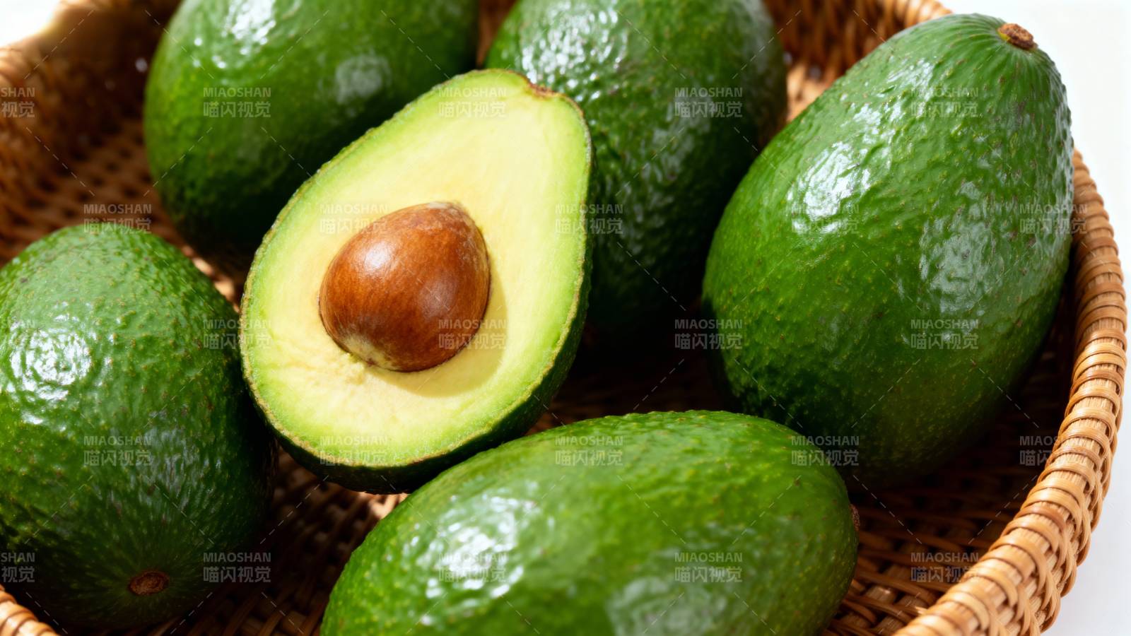 新鲜牛油果特写图片