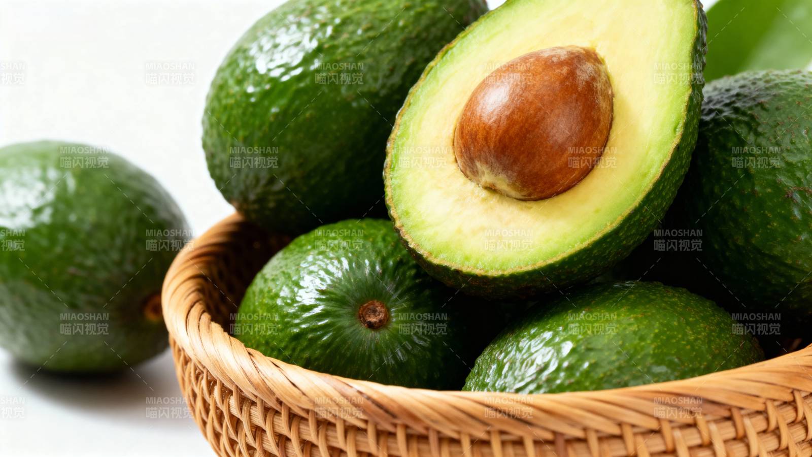 新鲜牛油果特写图片