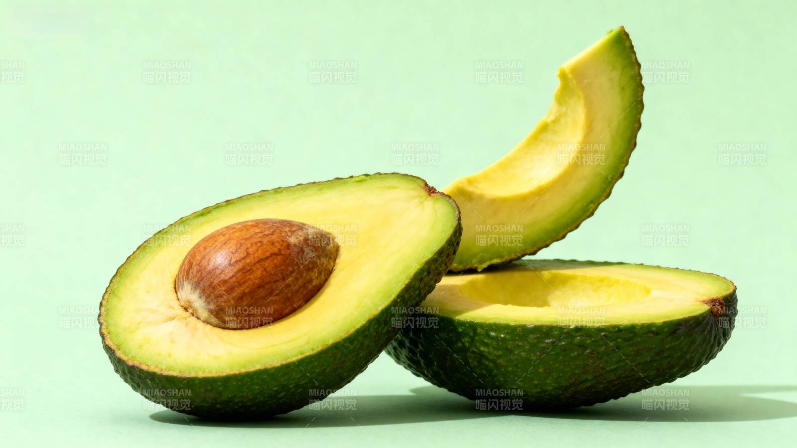 新鲜牛油果切片图片