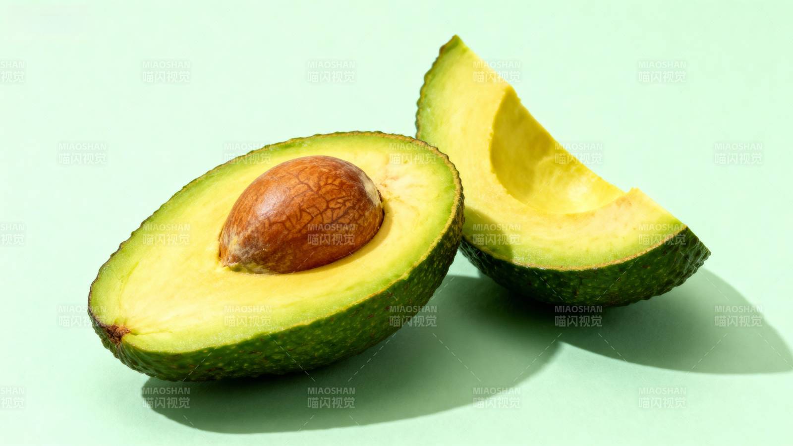 新鲜牛油果切开图片