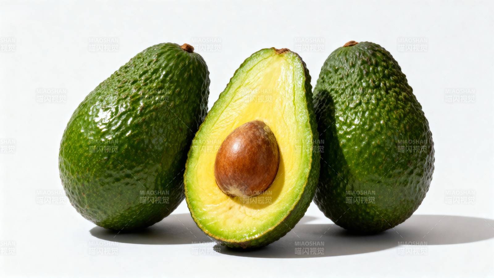 新鲜牛油果特写图片