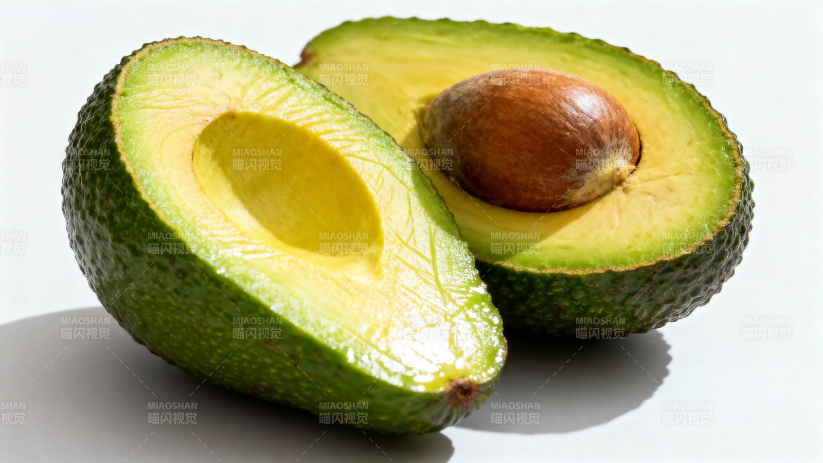 新鲜切开的牛油果图片