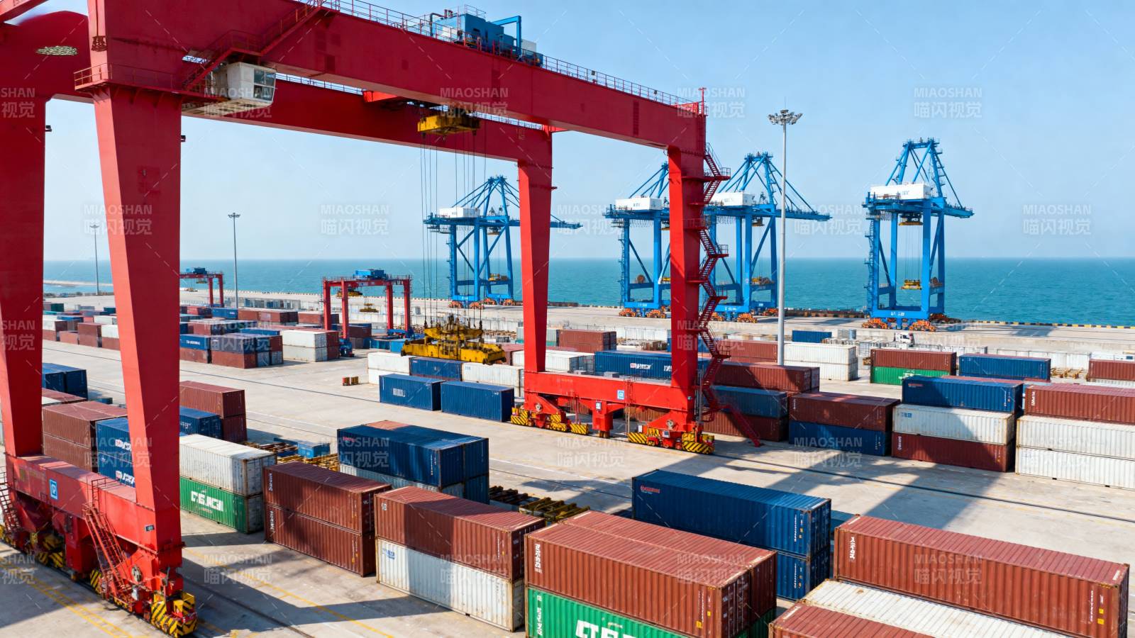 繁忙的集装箱港口图片