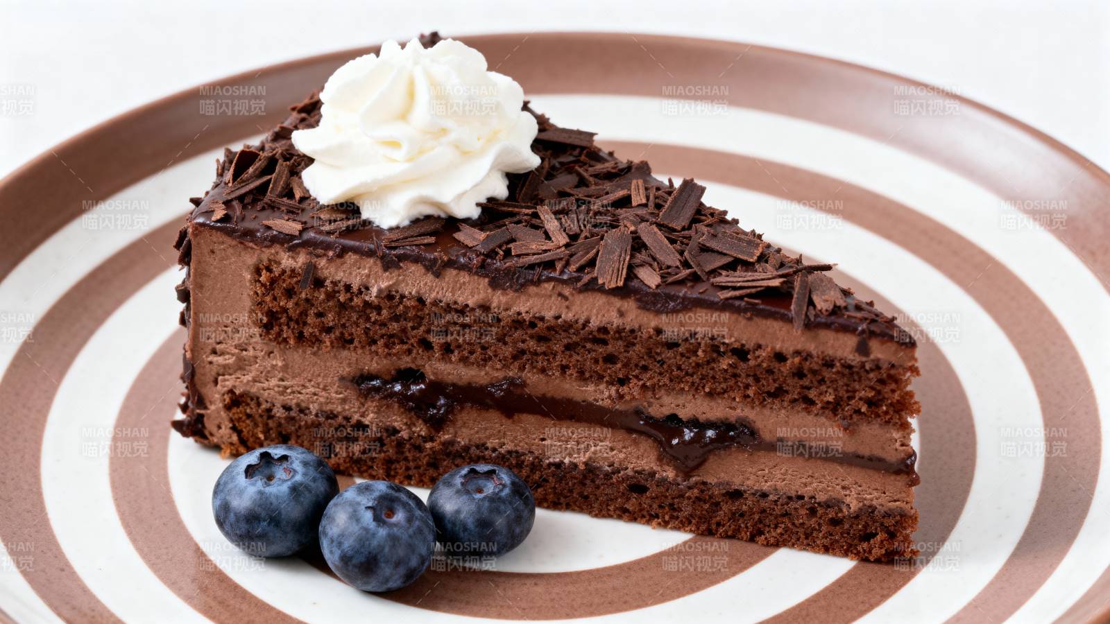 巧克力蛋糕配蓝莓图片