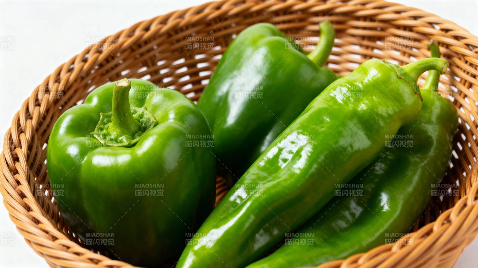 青椒篮中鲜嫩绿图片