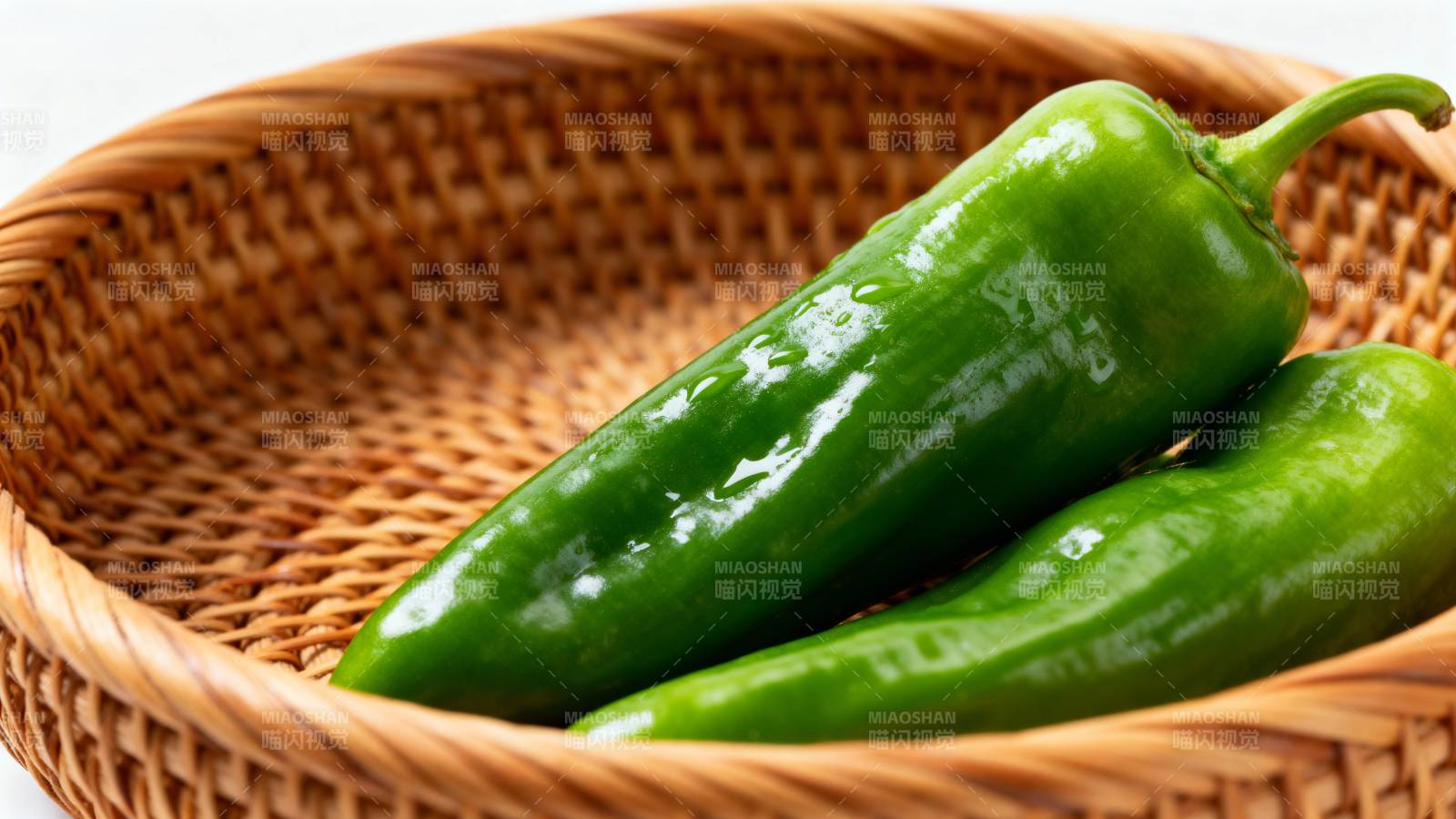 青椒静置于竹篮中图片