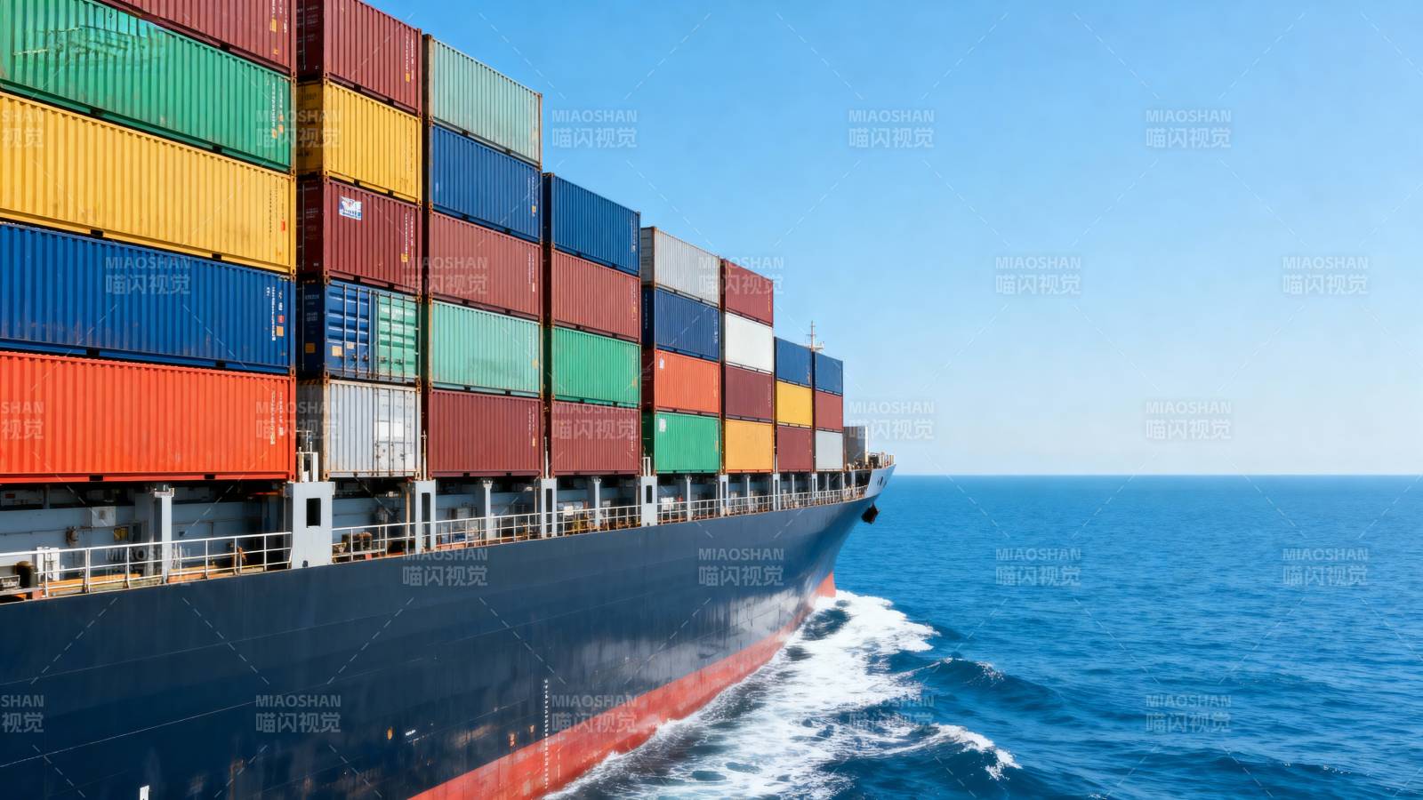 集装箱货轮航行图片