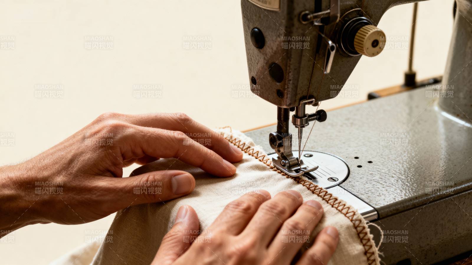 缝纫机上的手工缝制图片