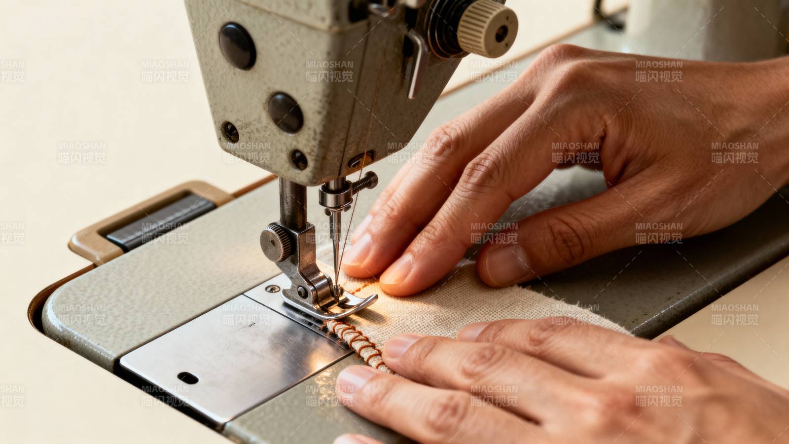 缝纫机上的手工缝制图片