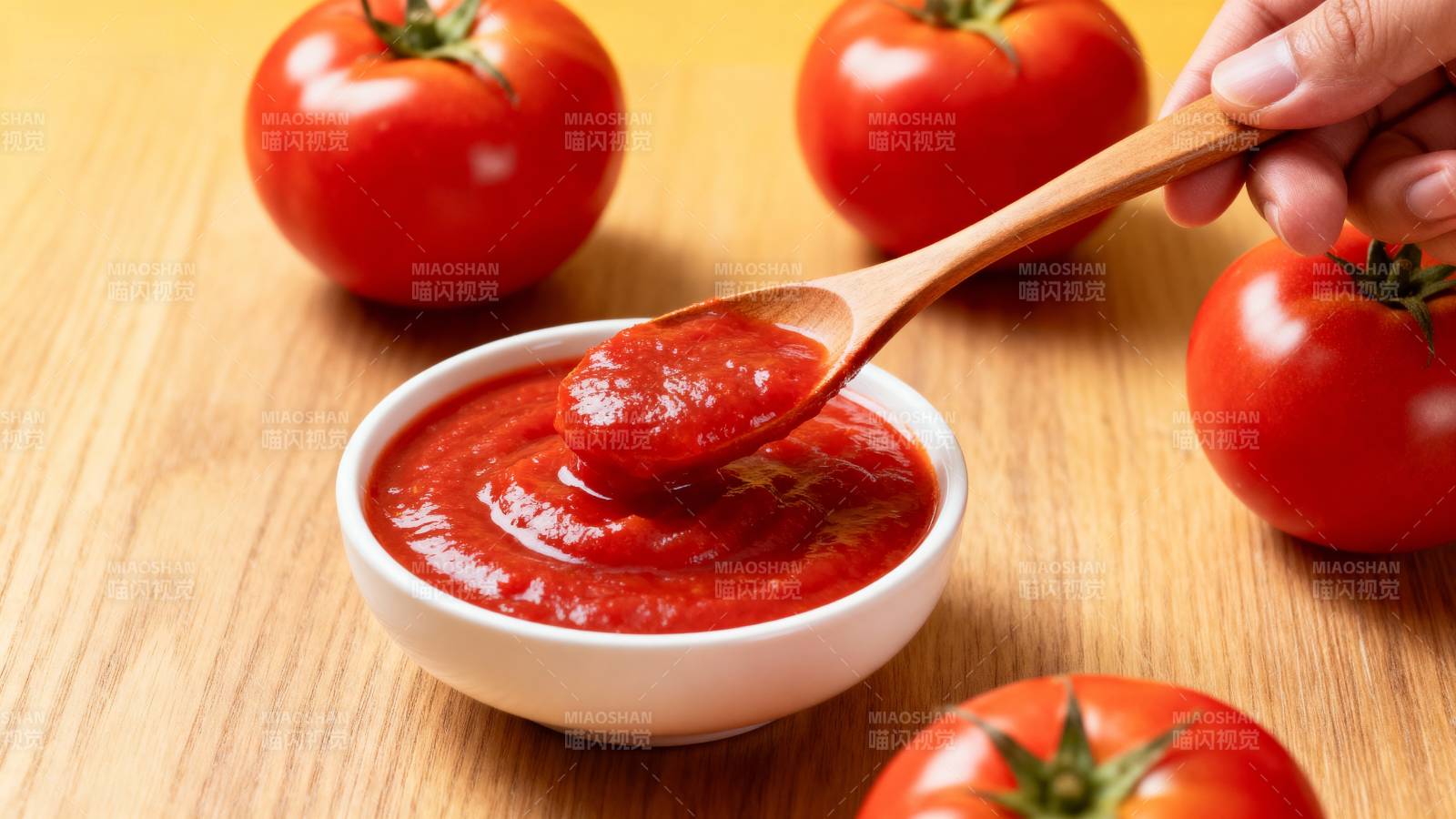 番茄酱与新鲜番茄图片