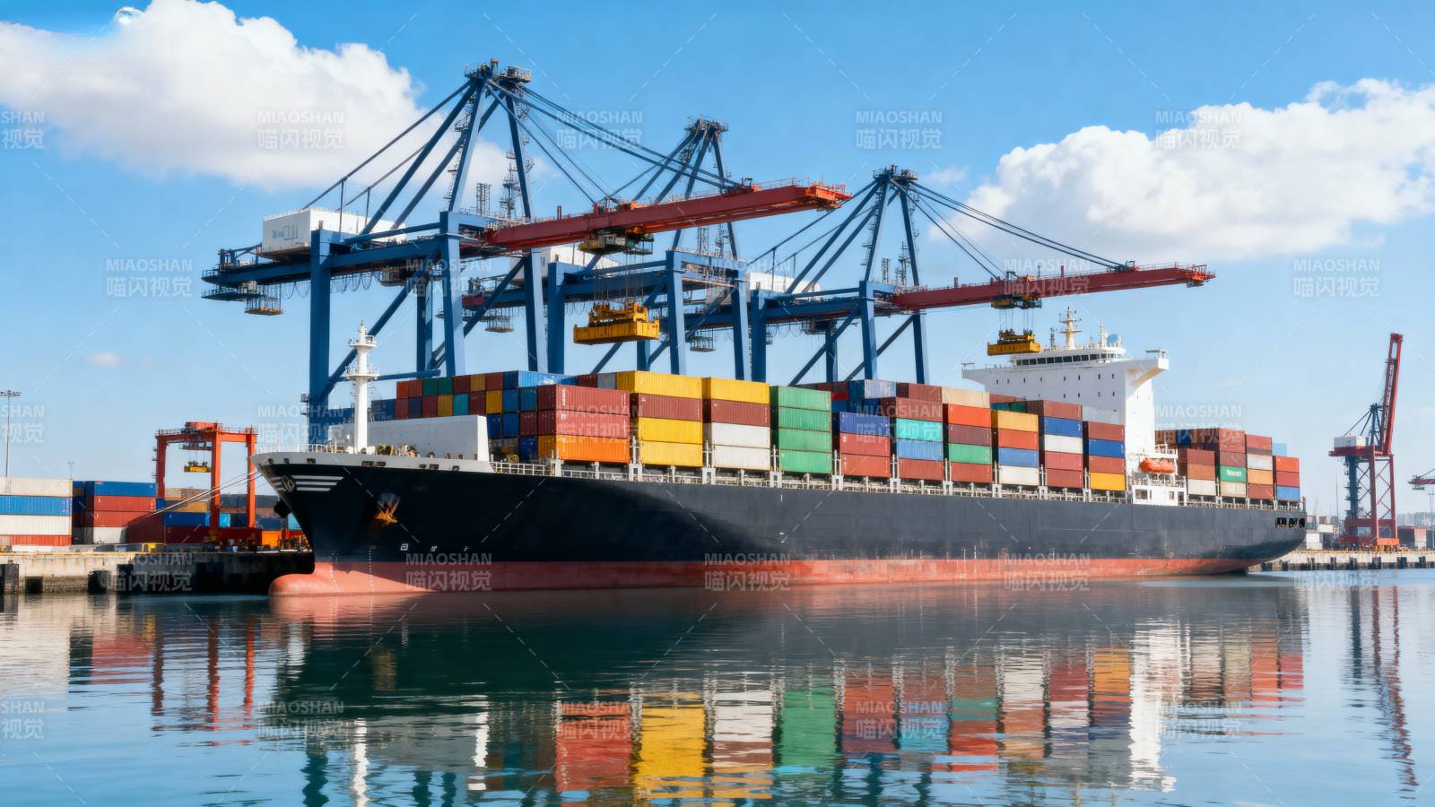 集装箱船停靠港口图片