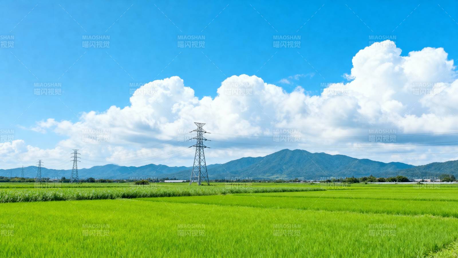 绿野蓝天山影图片