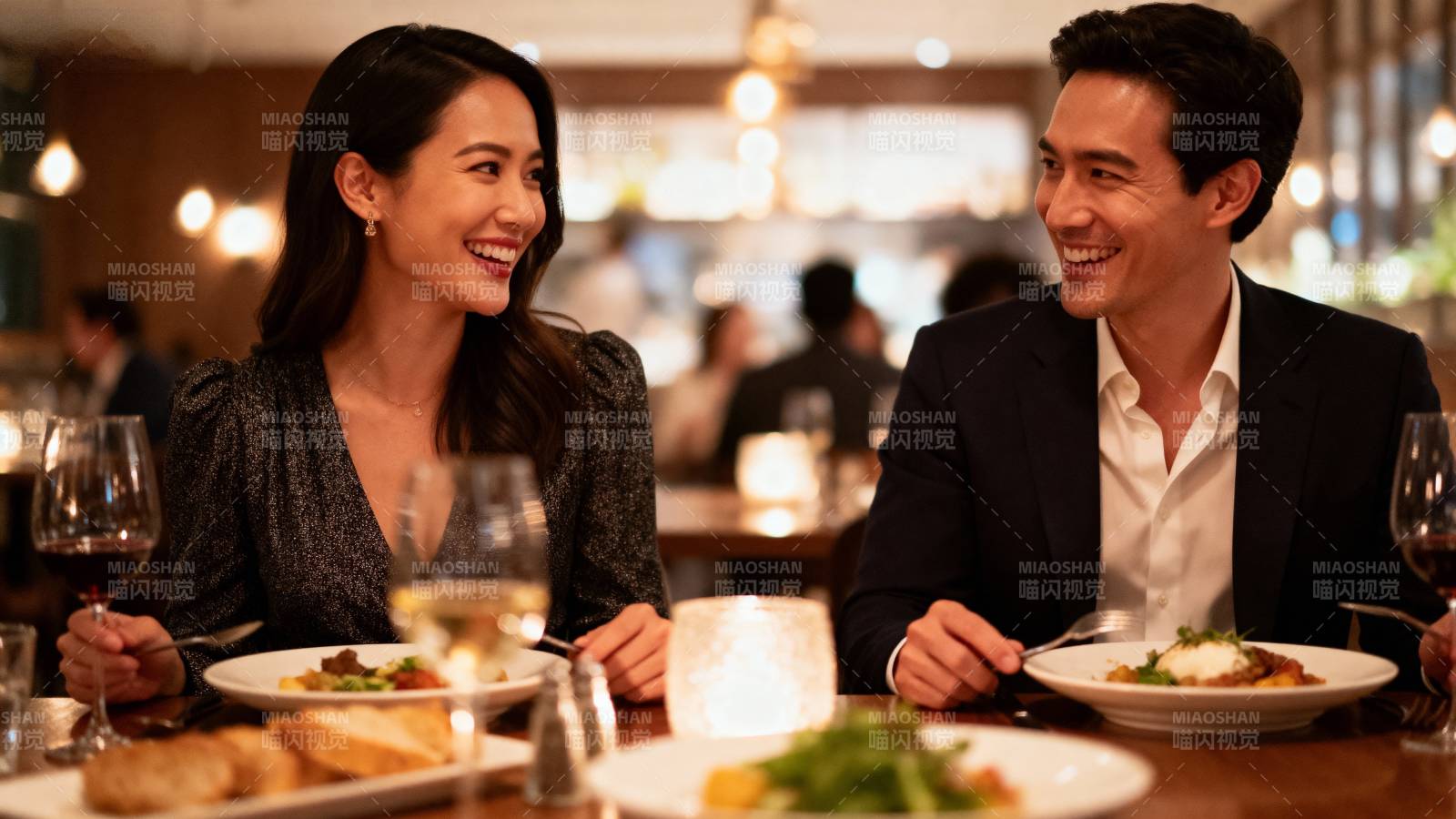 浪漫晚餐 甜蜜对视图片