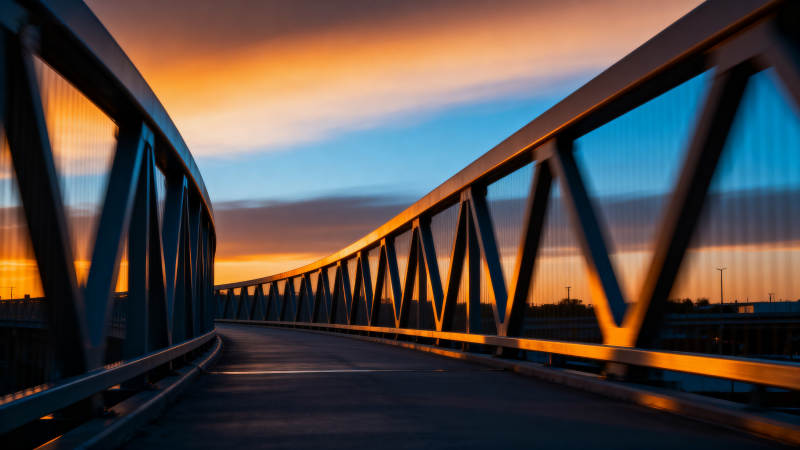 黄昏时分的桥梁景观图片