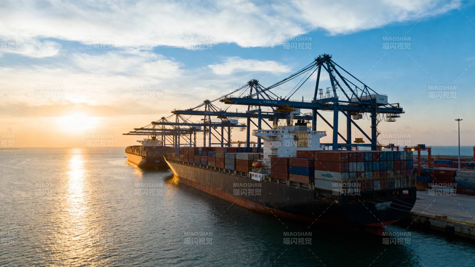 港口集装箱船日落图片