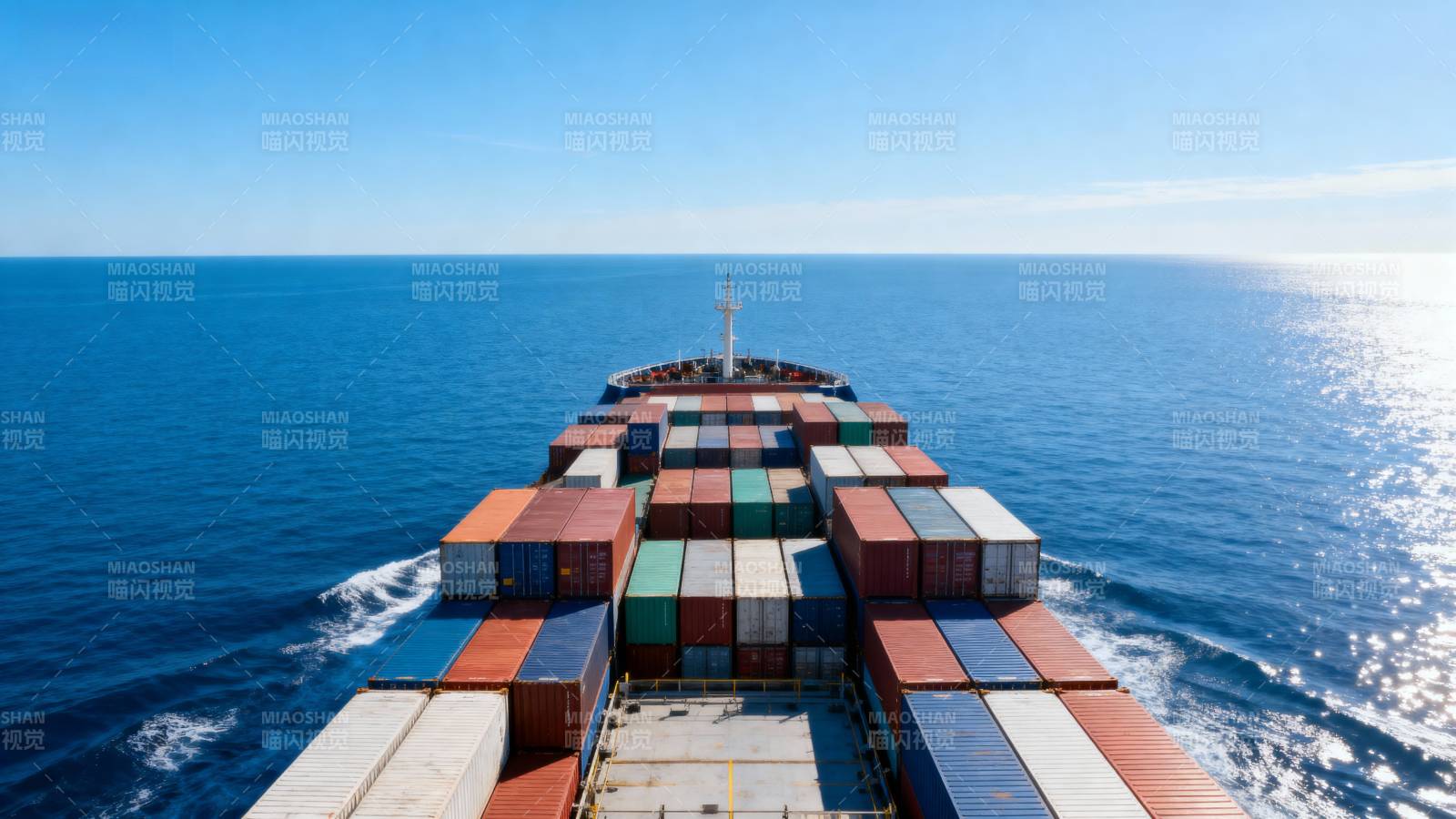 货轮远航碧海蓝天图片
