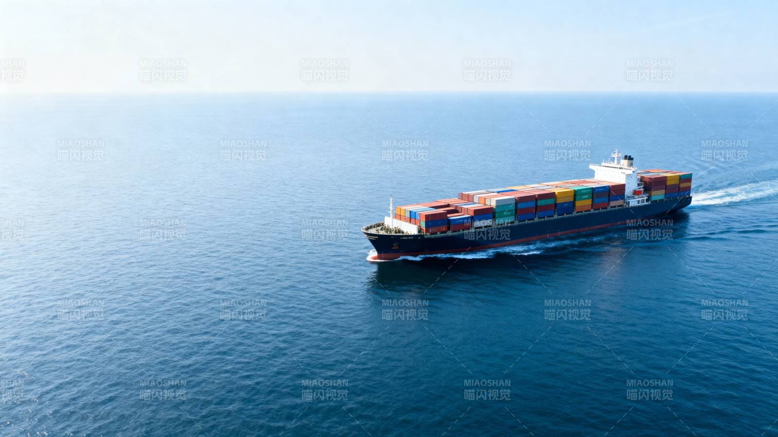 远洋货轮航行中图片