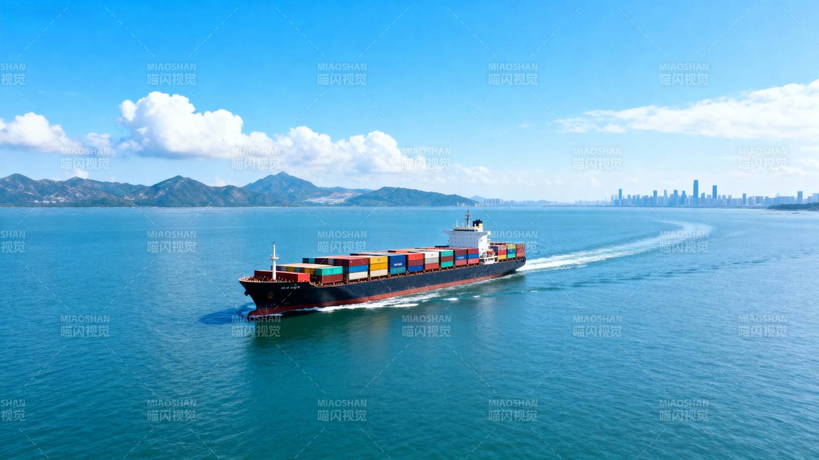 货轮航行海面图片