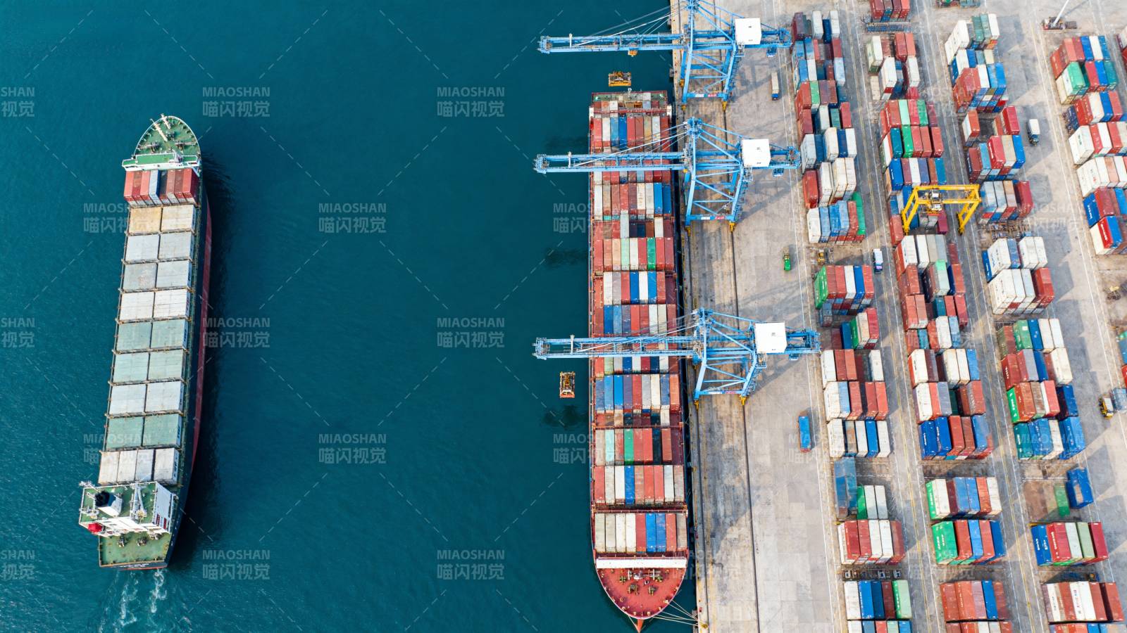 繁忙的集装箱港口图片