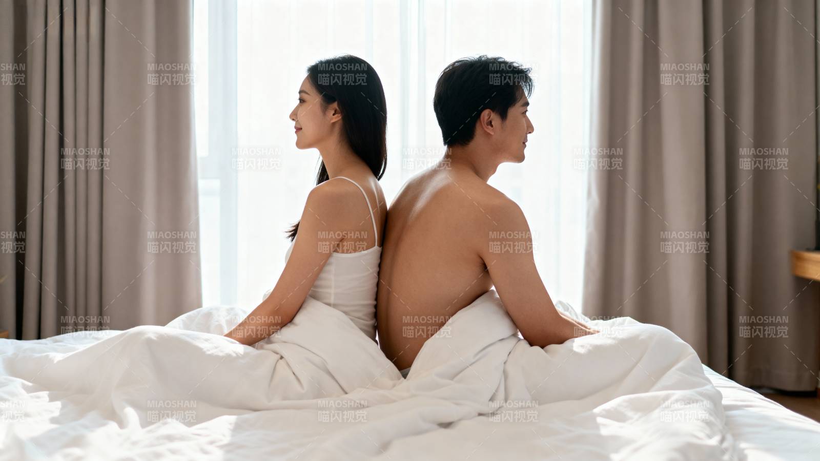 背对背的恋人图片