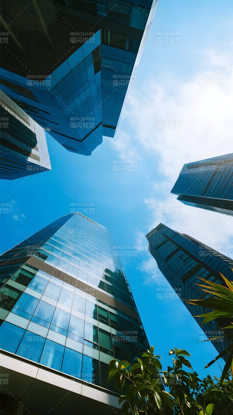 仰视视角下的现代高楼大厦图片
