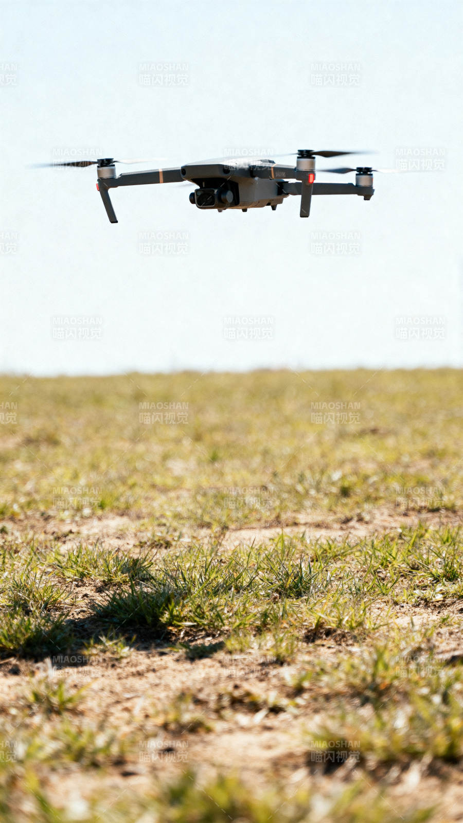 无人机低空飞行图片