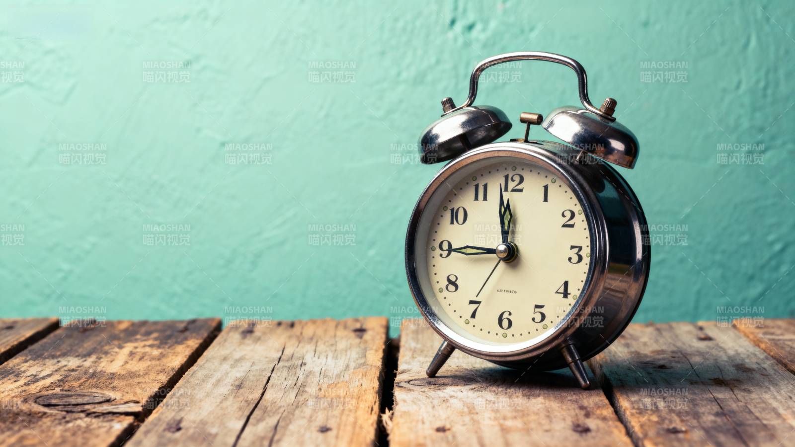 复古闹钟静置木桌图片