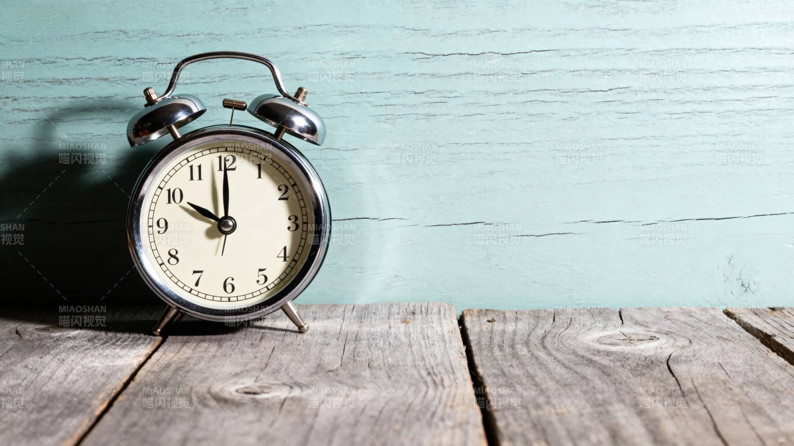 复古闹钟静置木桌图片