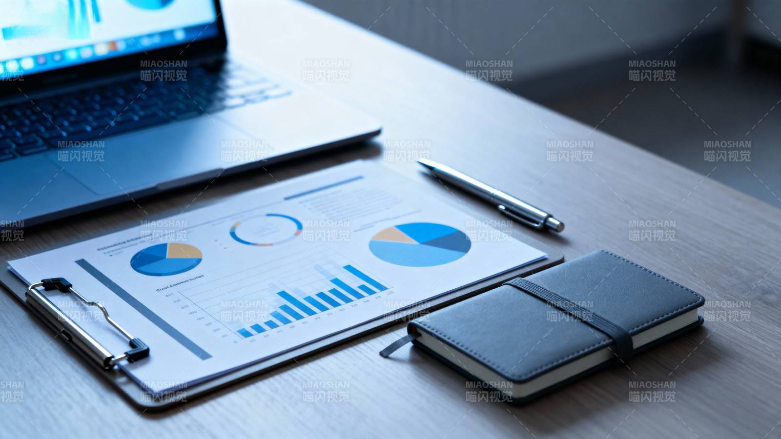 办公桌上的数据分析图片
