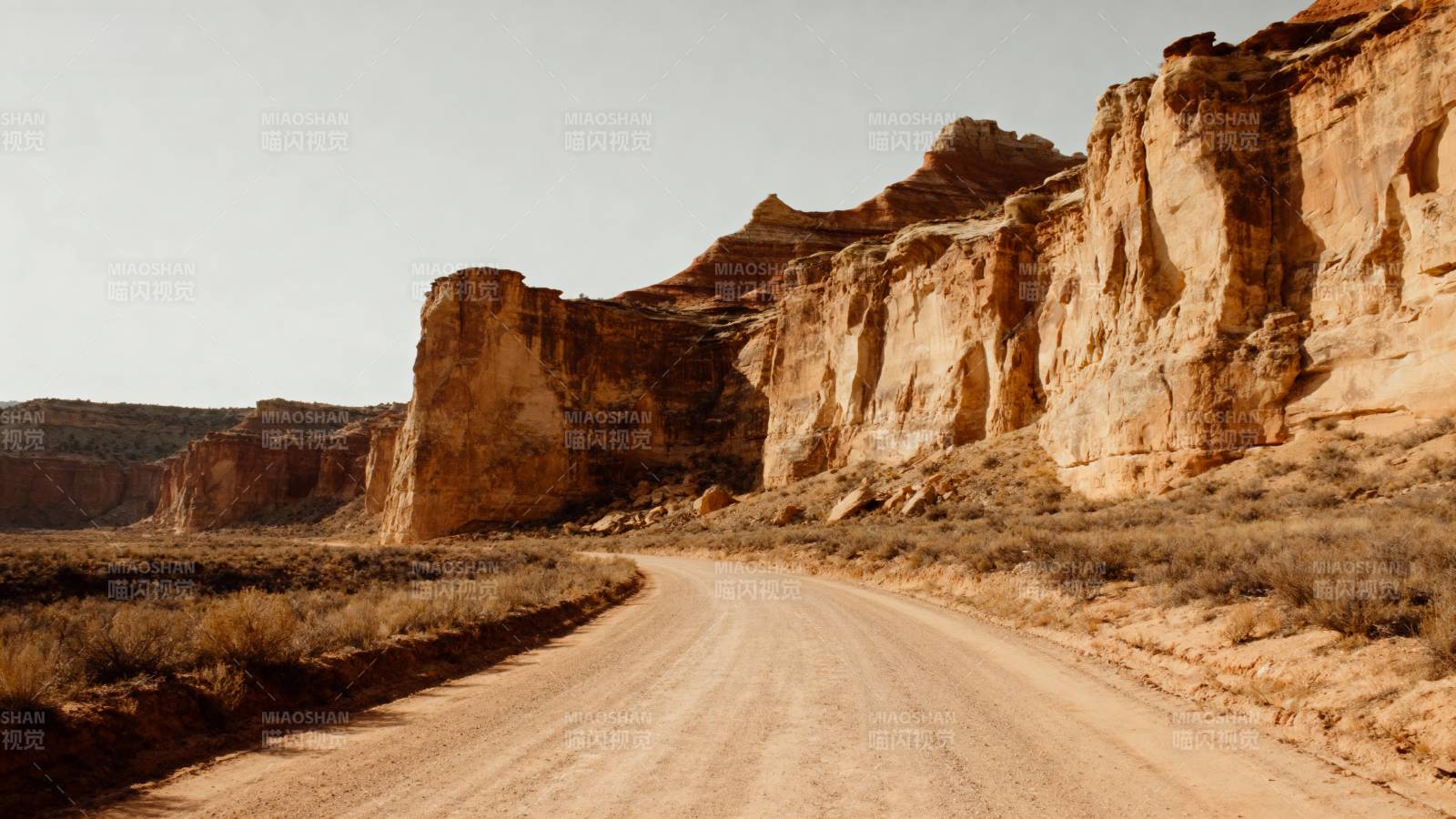 荒漠公路蜿蜒前行图片