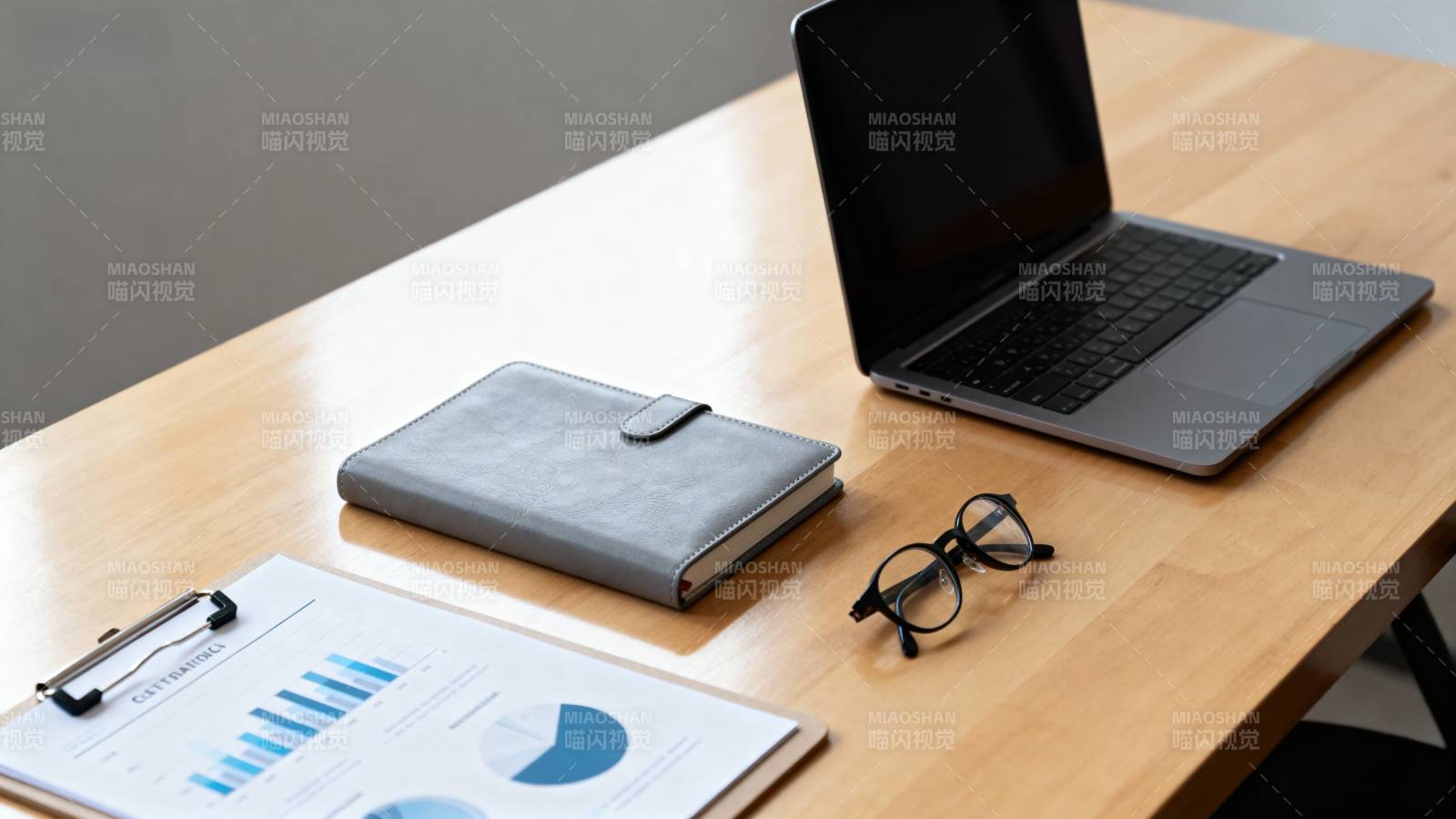 办公桌上的工作场景图片