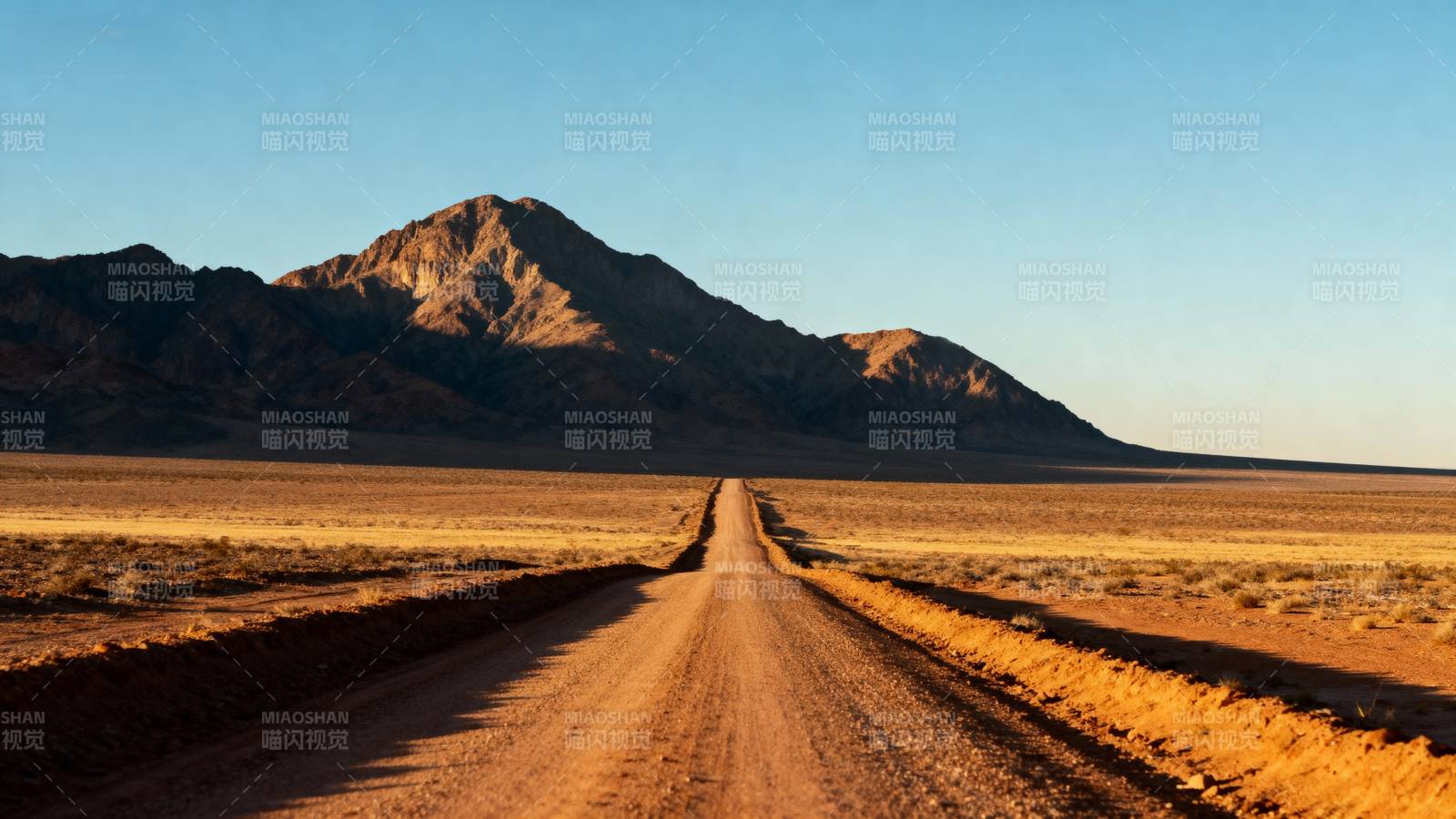 荒漠公路通向远方图片