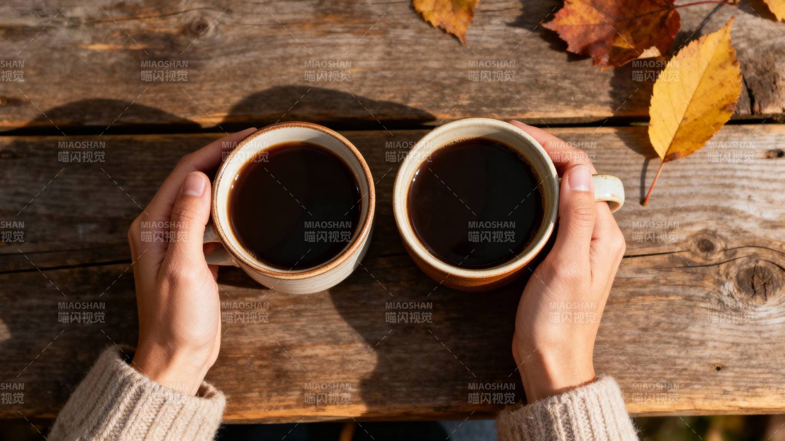 秋日共饮咖啡图片