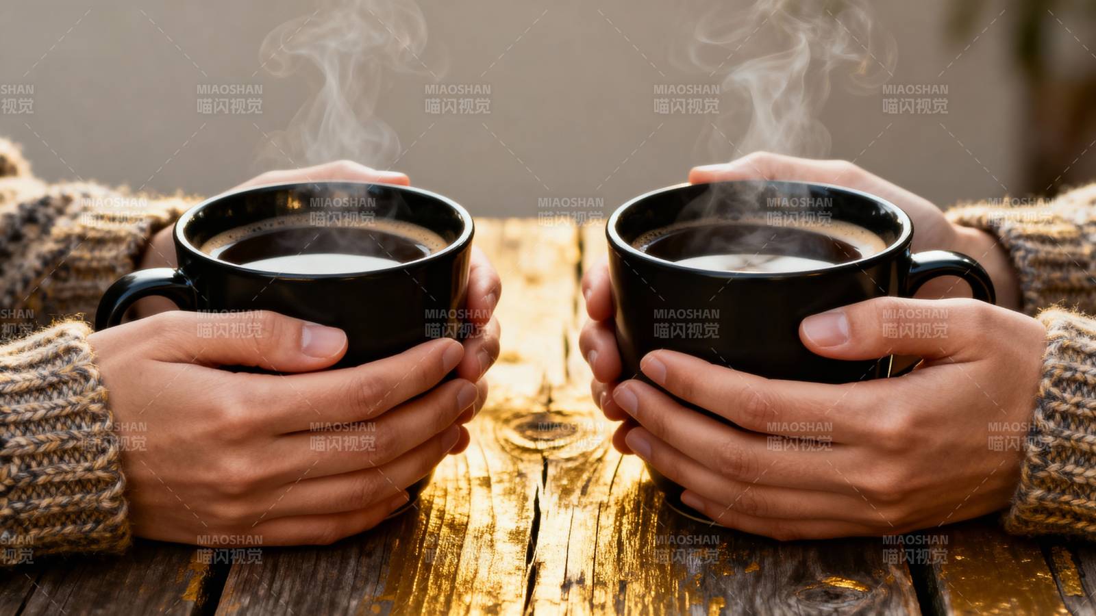 暖手捧热茶图片