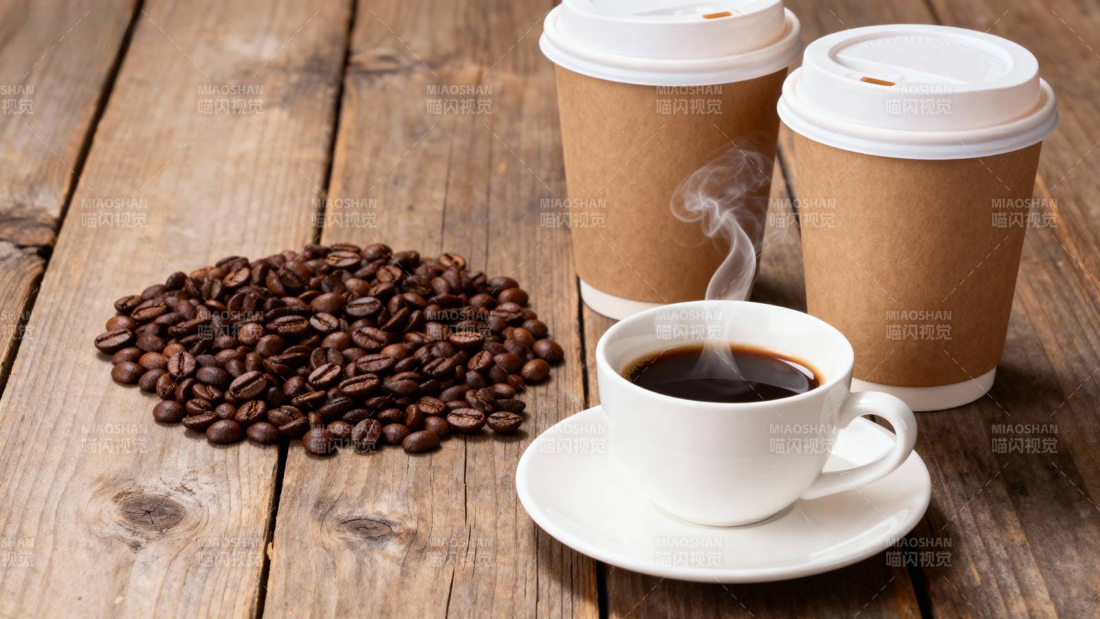 咖啡豆与热饮相伴图片
