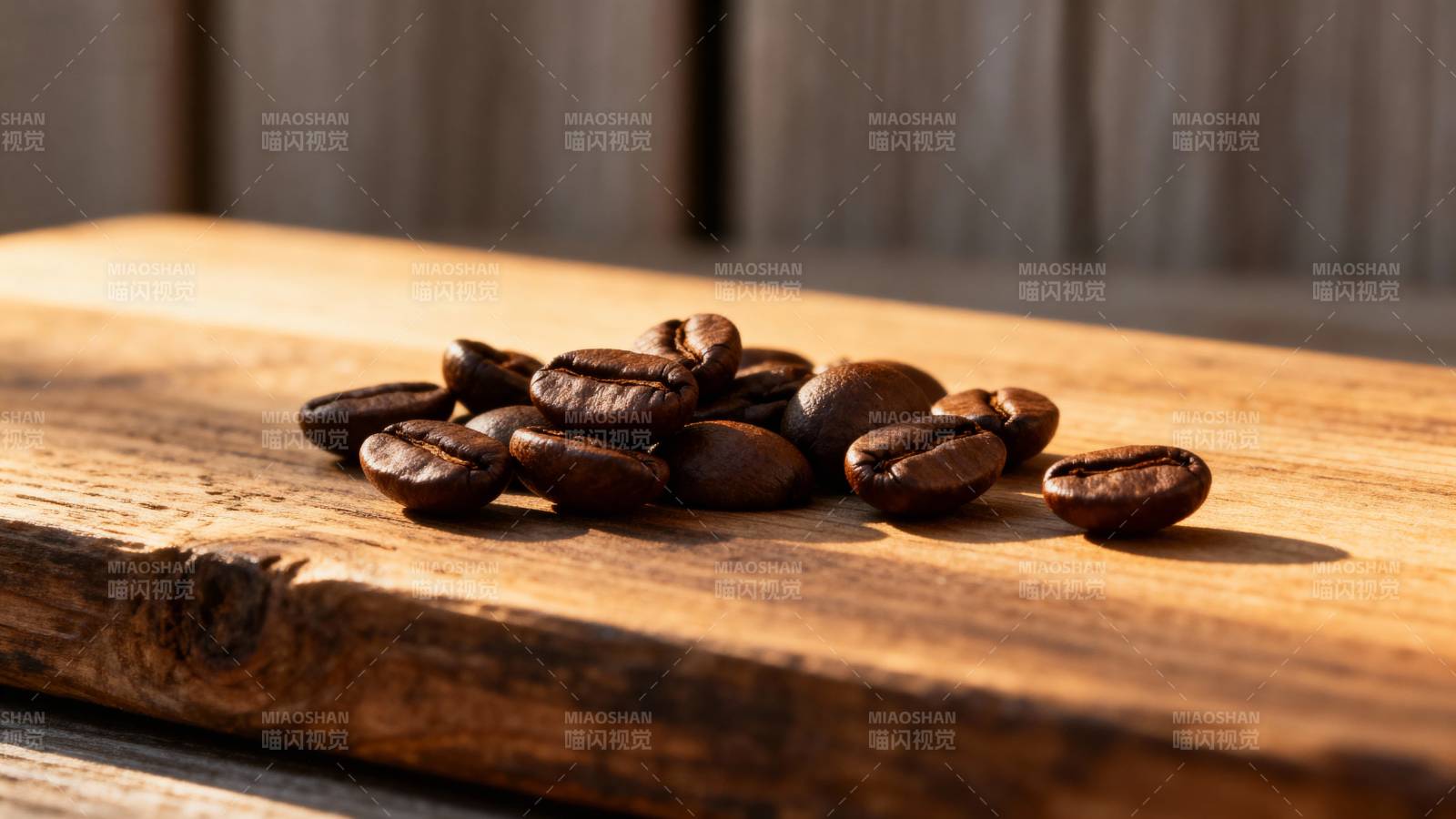咖啡豆静置于木板图片
